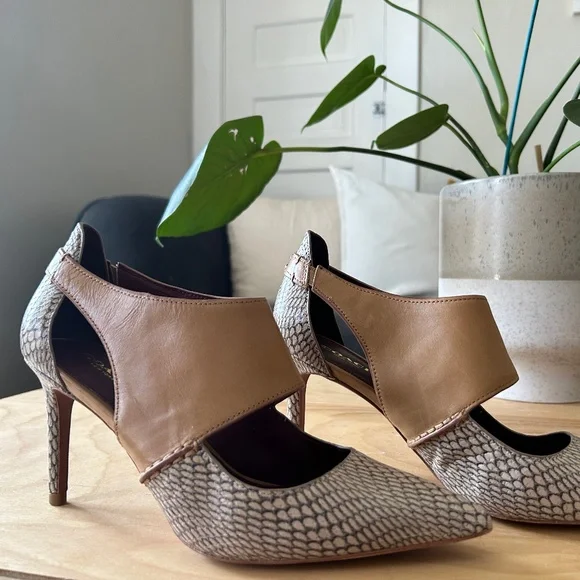 Coach Heels - Picture 2 of 6